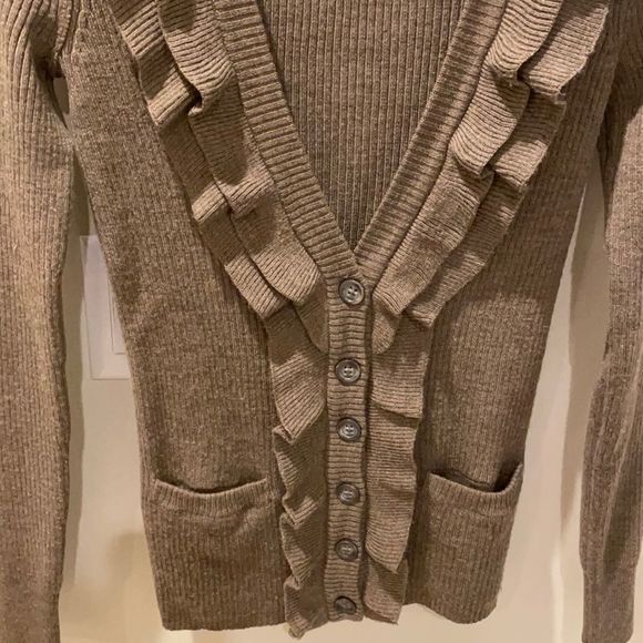 Brown Ruffled V-Neck Button-Up Women's Sweater Merino Wool - Picture 3 of 8